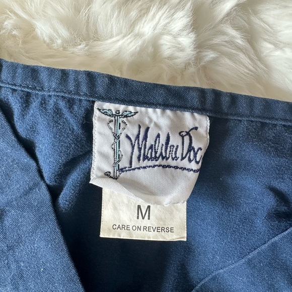 Scrub top with pockets - Picture 2 of 2